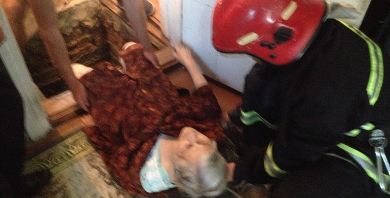 Рятувальники Рівненщини витягнули стареньку з колодязя, яка просиділа там 5 годин